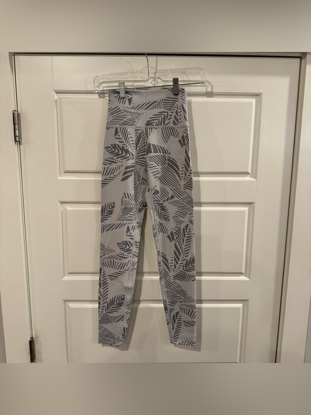 Aerie Chill Play‎ Move Gray/White Palms High Rise 7/8 Leggings Women’s Size XS